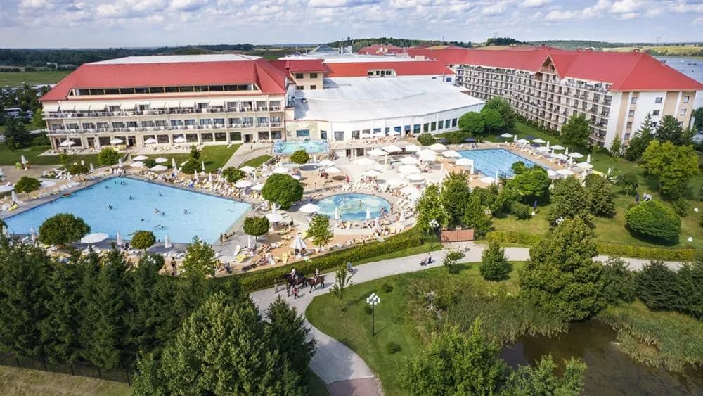 Hotel Gołębiewski w Mikołajkach - kiedy powstał i jak się zmieniał