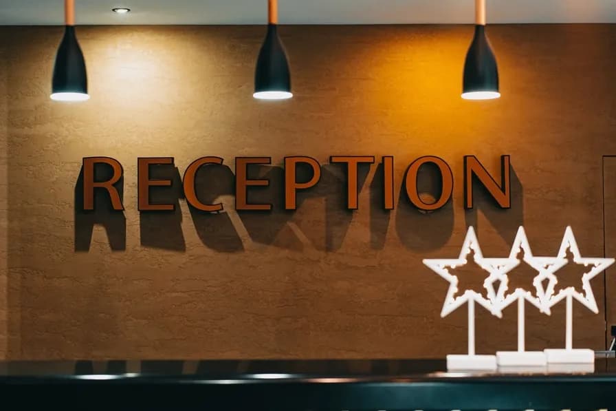 Co oznaczają gwiazdki w hotelu i jak wybrać idealny nocleg?